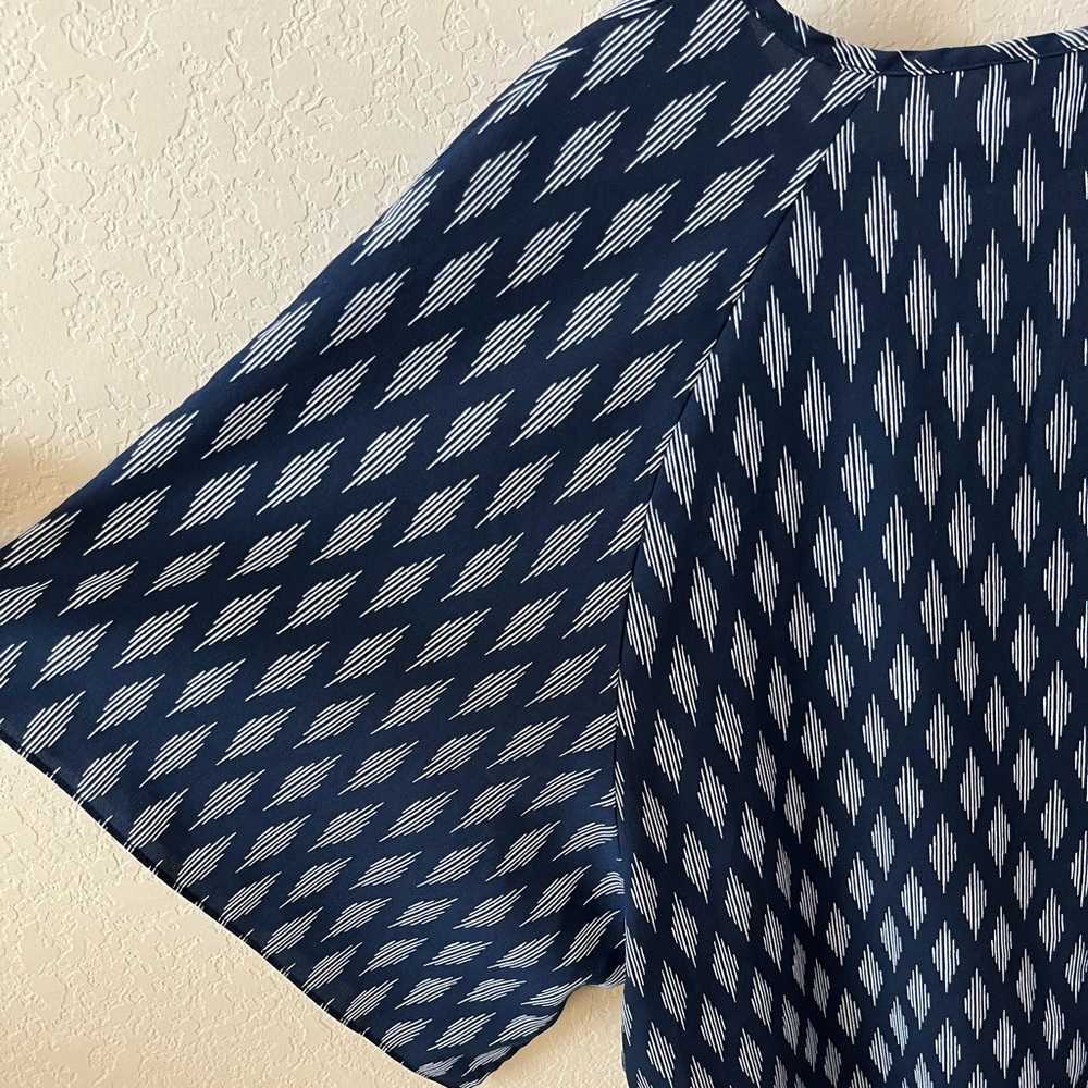 Banana Republic Women’s V-Neck Blouse Size L Navy White Diamond Print Top - Picture 9 of 10